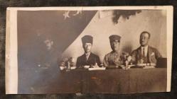 PC.1811 MUHTEMEL ERKEN CUMHURİYET  DÖNEMİ  KALPAKLI SUBAYLAR SİYAH BEYAZ FOTOKART