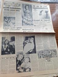 Cumhuriyet Pazar Gazetesi - 31 Ekim 1954 - Yedi Dakika Yazan Doğan Nadi - Karikatür - Arab Saçı Yazan Hamdi - Sanat Haftası Konservatuar Konserleri - Adnan Saygun'un Eseri Festivalde Çalındı - Küçük Kral Çizen O. Soglow - Haftanın Şakaları Yazan Burhan Felek - Pamir Tatbikatında Geçen Heyecanlı Bir Hadise Röportajı Yapan Şahab Balcıoğlu - Eğlencelik - Güzellik Kraliçelerinden Dördü Artist Oldu Fotoğraf - Neriman Köksal İle Yılmaz Duru Oyuncu Kız'ın Dere Kenarı Sahnesinde Fotoğraf - Hollywood'un Genç Anneleri - Yeni Buluşlar Garip Olaylar Enteresan Bilgiler -  Ev Kadın Moda Köşesi - Şişe Fabrikasında Röportajı Yapan Reşad Enis - Hilton Otelinin Karagöz Barında Karagöz Bardağıyla Viskiye Buyrun - Amerika'da 20.000 Rus Casusunun Şefi Kimdir - Dünün Ve Bugünün Moda Çılgınlıkları Derleyen Tolun Alptekin -  Çocuklar Ve Cinsiyet - Scotland Yard'ın 11 Belası Yazan Feyyaz Tokar - İster İnan İster İnanma Çizen Ripley - Gümüş Saray - Kaderi Değiştiren Santran Oyunu - Prens Yusuf - Küba Havana'da