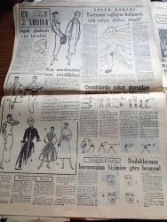 Cumhuriyet Pazar Gazetesi - 31 Ekim 1954 - Yedi Dakika Yazan Doğan Nadi - Karikatür - Arab Saçı Yazan Hamdi - Sanat Haftası Konservatuar Konserleri - Adnan Saygun'un Eseri Festivalde Çalındı - Küçük Kral Çizen O. Soglow - Haftanın Şakaları Yazan Burhan Felek - Pamir Tatbikatında Geçen Heyecanlı Bir Hadise Röportajı Yapan Şahab Balcıoğlu - Eğlencelik - Güzellik Kraliçelerinden Dördü Artist Oldu Fotoğraf - Neriman Köksal İle Yılmaz Duru Oyuncu Kız'ın Dere Kenarı Sahnesinde Fotoğraf - Hollywood'un Genç Anneleri - Yeni Buluşlar Garip Olaylar Enteresan Bilgiler -  Ev Kadın Moda Köşesi - Şişe Fabrikasında Röportajı Yapan Reşad Enis - Hilton Otelinin Karagöz Barında Karagöz Bardağıyla Viskiye Buyrun - Amerika'da 20.000 Rus Casusunun Şefi Kimdir - Dünün Ve Bugünün Moda Çılgınlıkları Derleyen Tolun Alptekin -  Çocuklar Ve Cinsiyet - Scotland Yard'ın 11 Belası Yazan Feyyaz Tokar - İster İnan İster İnanma Çizen Ripley - Gümüş Saray - Kaderi Değiştiren Santran Oyunu - Prens Yusuf - Küba Havana'da