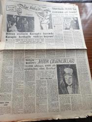 Cumhuriyet Pazar Gazetesi - 31 Ekim 1954 - Yedi Dakika Yazan Doğan Nadi - Karikatür - Arab Saçı Yazan Hamdi - Sanat Haftası Konservatuar Konserleri - Adnan Saygun'un Eseri Festivalde Çalındı - Küçük Kral Çizen O. Soglow - Haftanın Şakaları Yazan Burhan Felek - Pamir Tatbikatında Geçen Heyecanlı Bir Hadise Röportajı Yapan Şahab Balcıoğlu - Eğlencelik - Güzellik Kraliçelerinden Dördü Artist Oldu Fotoğraf - Neriman Köksal İle Yılmaz Duru Oyuncu Kız'ın Dere Kenarı Sahnesinde Fotoğraf - Hollywood'un Genç Anneleri - Yeni Buluşlar Garip Olaylar Enteresan Bilgiler -  Ev Kadın Moda Köşesi - Şişe Fabrikasında Röportajı Yapan Reşad Enis - Hilton Otelinin Karagöz Barında Karagöz Bardağıyla Viskiye Buyrun - Amerika'da 20.000 Rus Casusunun Şefi Kimdir - Dünün Ve Bugünün Moda Çılgınlıkları Derleyen Tolun Alptekin -  Çocuklar Ve Cinsiyet - Scotland Yard'ın 11 Belası Yazan Feyyaz Tokar - İster İnan İster İnanma Çizen Ripley - Gümüş Saray - Kaderi Değiştiren Santran Oyunu - Prens Yusuf - Küba Havana'da