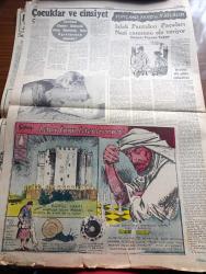 Cumhuriyet Pazar Gazetesi - 31 Ekim 1954 - Yedi Dakika Yazan Doğan Nadi - Karikatür - Arab Saçı Yazan Hamdi - Sanat Haftası Konservatuar Konserleri - Adnan Saygun'un Eseri Festivalde Çalındı - Küçük Kral Çizen O. Soglow - Haftanın Şakaları Yazan Burhan Felek - Pamir Tatbikatında Geçen Heyecanlı Bir Hadise Röportajı Yapan Şahab Balcıoğlu - Eğlencelik - Güzellik Kraliçelerinden Dördü Artist Oldu Fotoğraf - Neriman Köksal İle Yılmaz Duru Oyuncu Kız'ın Dere Kenarı Sahnesinde Fotoğraf - Hollywood'un Genç Anneleri - Yeni Buluşlar Garip Olaylar Enteresan Bilgiler -  Ev Kadın Moda Köşesi - Şişe Fabrikasında Röportajı Yapan Reşad Enis - Hilton Otelinin Karagöz Barında Karagöz Bardağıyla Viskiye Buyrun - Amerika'da 20.000 Rus Casusunun Şefi Kimdir - Dünün Ve Bugünün Moda Çılgınlıkları Derleyen Tolun Alptekin -  Çocuklar Ve Cinsiyet - Scotland Yard'ın 11 Belası Yazan Feyyaz Tokar - İster İnan İster İnanma Çizen Ripley - Gümüş Saray - Kaderi Değiştiren Santran Oyunu - Prens Yusuf - Küba Havana'da