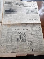 Cumhuriyet Pazar Gazetesi - 13 Aralık 1953 - Yedi Dakika Yazan Doğan Nadi - Karikatür - Yaşadığımız Şehir Yıl Sonu Yazan Kazım Kip - İnsan Ve Tabiat -  Yeni Zelandada Enerji Kaynağı Bulmak İçin Sarfedilen Gayretler - Haftanın Şakaları Yazan Burhan Felek - Anadolu Efsaneleri Psihe İle Eros Yazan Halikarnas Balıkçısı - Amerika'daki Üç Boyutlu Film Cam Örümcek - Sönmeyen Meşhur Yıldızlar Barbara Stanwyck Ve Joan Crawford Fotoğraf - Evlenme Arzusu Uyandıran Kadın Tipi Nasıldır - Beyaz Perdenin Kralı Clark Gable Fotoğraf - En Eski Yıldızlardan Gary Cooper Lauren Bacall İle Bir Filmde Fotoğraf - Ev Kadın Moda Köşesi - Haftanın Modeli - İkinci Dünya Harbinin Deniz Hava Savaşlarından Yazan Abidin Daver - Hikaye Kalp Yarası Yazan N. Severin - Boş Vaktinizi Hoş Geçirmek İçin - Kırkından Sonra Spora Devam Şarttır - Bu Harbin Olmuş Vakalarından İki Kişinin Canını Kurtaran Kedi - Bunları Biliyor Musunuz - Birleşik Amerika'da Çıkan Ve Tutunan İlk Gazete Pennsylvania - Paris'ten İstanbul'a