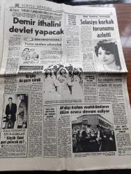 Hürriyet Gazetesi - 5 Mart 1974 - France Soir Gazetesine Telefon Eden Bir Komando Açıkladı Uçakta Bomba Vardı - Ermenonville Ormanına Düşen Türk Hava Yollarının DC 10 Tipi Ankara Yolcu Uçağı - Cesetler Patlayan Bomba Yüzünden Çırılçıplak Kaldı - Hava İş Sendikası Başkanı Kaptan Pilot Balcı Rotasına Oturan Uçakta Pilotaj Hatası Olmaz- Avrupa Basını Uçak Kazasında Sabotajda Fikir Birliğine Vardı - Sanatçıların Heyecanı Doktorlara İlham Oluyor - Damatsız Düğün İki Gün İki Gece Sürdü - Pepsi Reklamı - Alarko Holding Tam Sayfa İlan - Gönül Yazar Murat Soydan Ayten Alpman Ve Cilalı İbo Çakıl Gazinosunda - Neşe Karaböcek Bebek Belediyede - Ayhan Işık Müjdat Gezen Behiye Aksoy Ve Nil Burak Bebek Maksimde - Fenerbahçe'de Baskın Planı - Galatasaray Kampında - Fenerin Işıkları Mizah Nehar Tublek Yazdı - Bu Haftaki Spor Toto Tahmini - Tophane Tayfun Ve Tekel Grup Şampiyonu Oldu
