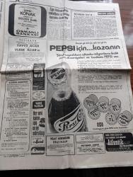 Hürriyet Gazetesi - 5 Mart 1974 - France Soir Gazetesine Telefon Eden Bir Komando Açıkladı Uçakta Bomba Vardı - Ermenonville Ormanına Düşen Türk Hava Yollarının DC 10 Tipi Ankara Yolcu Uçağı - Cesetler Patlayan Bomba Yüzünden Çırılçıplak Kaldı - Hava İş Sendikası Başkanı Kaptan Pilot Balcı Rotasına Oturan Uçakta Pilotaj Hatası Olmaz- Avrupa Basını Uçak Kazasında Sabotajda Fikir Birliğine Vardı - Sanatçıların Heyecanı Doktorlara İlham Oluyor - Damatsız Düğün İki Gün İki Gece Sürdü - Pepsi Reklamı - Alarko Holding Tam Sayfa İlan - Gönül Yazar Murat Soydan Ayten Alpman Ve Cilalı İbo Çakıl Gazinosunda - Neşe Karaböcek Bebek Belediyede - Ayhan Işık Müjdat Gezen Behiye Aksoy Ve Nil Burak Bebek Maksimde - Fenerbahçe'de Baskın Planı - Galatasaray Kampında - Fenerin Işıkları Mizah Nehar Tublek Yazdı - Bu Haftaki Spor Toto Tahmini - Tophane Tayfun Ve Tekel Grup Şampiyonu Oldu