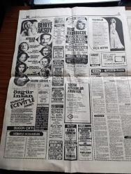 Hürriyet Gazetesi - 5 Mart 1974 - France Soir Gazetesine Telefon Eden Bir Komando Açıkladı Uçakta Bomba Vardı - Ermenonville Ormanına Düşen Türk Hava Yollarının DC 10 Tipi Ankara Yolcu Uçağı - Cesetler Patlayan Bomba Yüzünden Çırılçıplak Kaldı - Hava İş Sendikası Başkanı Kaptan Pilot Balcı Rotasına Oturan Uçakta Pilotaj Hatası Olmaz- Avrupa Basını Uçak Kazasında Sabotajda Fikir Birliğine Vardı - Sanatçıların Heyecanı Doktorlara İlham Oluyor - Damatsız Düğün İki Gün İki Gece Sürdü - Pepsi Reklamı - Alarko Holding Tam Sayfa İlan - Gönül Yazar Murat Soydan Ayten Alpman Ve Cilalı İbo Çakıl Gazinosunda - Neşe Karaböcek Bebek Belediyede - Ayhan Işık Müjdat Gezen Behiye Aksoy Ve Nil Burak Bebek Maksimde - Fenerbahçe'de Baskın Planı - Galatasaray Kampında - Fenerin Işıkları Mizah Nehar Tublek Yazdı - Bu Haftaki Spor Toto Tahmini - Tophane Tayfun Ve Tekel Grup Şampiyonu Oldu