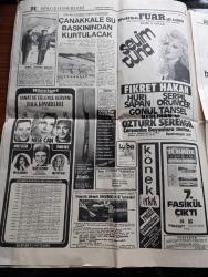 Hürriyet Gazetesi - 1 Nisan 1974 - Dostluğa Yakışır Mı Irak Petrol Anlaşmamızı Tek Yönlü İptal Etti - Barış Kuşu Henry Kissenger'in Evliliği Kıyamet Kopardı - Necmettin Erbakan'ın Şakası Ben 100 Bin Tank Yapacağız Demedim - Yunanlılar Razı Olmasa Da Ege'de Petrol Arayacağız - Modern Matematik Dünyada Kalkıyor Türkiye'de Yayılıyor - Bedia Akartürk Evlenme Yıldönümünde Bant Doldurdu - NATO İstihbarat Servisinden Alınan Bir Habere Göre 27 Filistin Gerillacısı Türkiye'ye Gönderildi -  Haşhaş Ekildi Cacığı Bile Yendi - Telefunken Televizyon - Sanat Ve Eğlence Kervanı'nın 3. Turu Yarın Başlıyor - Kanseri Yenen Ünlüler Edith Piaf Louis Armstrong Ve Vindsor Dükü -  Bizimkiler Çizgi Roman - Fatoş Karikatür - Güngörmüşler Çizgi Roman - Tarkan Kurt Kanı Yazan Ve Çizen Sezgin Burak - Aşk Foto Roman Başrolde Semra Özdamar Ve Cemil Yağmur ve Süleyman Turan - Dünü Yaşayamazsın Yazan Ve Çizen Faruk Geç - Bugün 1 Nisan - Beşiktaş Galatasaray'ı Penaltı İle Yıktı -Eskişehirspor Mersin İdmanyurdu'nu Yendi