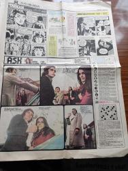 Hürriyet Gazetesi - 1 Nisan 1974 - Dostluğa Yakışır Mı Irak Petrol Anlaşmamızı Tek Yönlü İptal Etti - Barış Kuşu Henry Kissenger'in Evliliği Kıyamet Kopardı - Necmettin Erbakan'ın Şakası Ben 100 Bin Tank Yapacağız Demedim - Yunanlılar Razı Olmasa Da Ege'de Petrol Arayacağız - Modern Matematik Dünyada Kalkıyor Türkiye'de Yayılıyor - Bedia Akartürk Evlenme Yıldönümünde Bant Doldurdu - NATO İstihbarat Servisinden Alınan Bir Habere Göre 27 Filistin Gerillacısı Türkiye'ye Gönderildi -  Haşhaş Ekildi Cacığı Bile Yendi - Telefunken Televizyon - Sanat Ve Eğlence Kervanı'nın 3. Turu Yarın Başlıyor - Kanseri Yenen Ünlüler Edith Piaf Louis Armstrong Ve Vindsor Dükü -  Bizimkiler Çizgi Roman - Fatoş Karikatür - Güngörmüşler Çizgi Roman - Tarkan Kurt Kanı Yazan Ve Çizen Sezgin Burak - Aşk Foto Roman Başrolde Semra Özdamar Ve Cemil Yağmur ve Süleyman Turan - Dünü Yaşayamazsın Yazan Ve Çizen Faruk Geç - Bugün 1 Nisan - Beşiktaş Galatasaray'ı Penaltı İle Yıktı -Eskişehirspor Mersin İdmanyurdu'nu Yendi