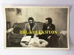 SEZEN CUMHUR ÖNAL'IN ORİJİNAL FOTOĞRAFI - 18 x 12 cm EBADINDA - SEZEN CUMHUR ÖNAL ve MEHMET TANERİ EVDE SOHBET EDERLERKEN ÇEKİLMİŞ BİR KARE