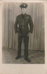 1950 Lİ YILLAR POLİS BEKÇİ GÖRSELLİ SİYAH BEYAZ FOTOĞRAF - FOTOKART