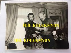 SEZEN CUMHUR ÖNAL'IN ORİJİNAL BÜYÜK BOY FOTOĞRAFI - 24 x 18 cm EBADINDA - SEZEN CUMHUR ÖNAL, FRANSIZ MÜZİĞİNİN EFSANE ORKESTRA ŞEFİ RAYMOND LEFEVRE İLE SOHBET EDERKEN ÇEKİLMİŞ ÇOK ÖZEL BİR KARE, (MÜZİKLİ DAKİKALAR) - RAYMOND LEFEVRE TIPKI FRANCIS LAİ GİBİ 1960'LARDA ve 1970'LERDE BİRÇOK YEŞİLÇAM FİLMİNDE MÜZİKLERİYLE KARŞIMIZA ÇIKAR, AYRICA, DALİDA ve DANIELLE LICARI GİBİ ÜNLÜ KADIN SES YILDIZLARININ KONSERLERİNDE DE ORKESTRASIYLA EŞLİK ETMİŞ BÜYÜK BİR ORKESTRA ŞEFİDİR - MİLVA'DAN DA TANIDIĞIMIZ ''DA TROPPO TEMPO'' ADLI ESERLE YEŞİLÇAM'A RENK KATMIŞTIR, LA MAISON EST EN RUINE, MOURIR D'AIMER, JOURS EN FRANCE, UNE BELLE HISTOIRE, IO CHE NON VIVO, LULLABY VE MODINHA YEŞİLÇAMDAN BİLDİĞİMİZ DİĞER BAZI ESERLERDİR, FOTOĞRAFTA SOHBET SIRASINDA TUTTUKLARI PLAK PORTRAIT EINES STARS ALBÜMÜDÜR