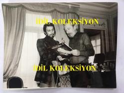 SEZEN CUMHUR ÖNAL'IN ORİJİNAL BÜYÜK BOY FOTOĞRAFI - 24 x 18 cm EBADINDA - SEZEN CUMHUR ÖNAL, FRANSIZ MÜZİĞİNİN EFSANE ORKESTRA ŞEFİ RAYMOND LEFEVRE İLE SOHBET EDERKEN ÇEKİLMİŞ ÇOK ÖZEL BİR KARE, (MÜZİKLİ DAKİKALAR) - RAYMOND LEFEVRE TIPKI FRANCIS LAİ GİBİ 1960'LARDA ve 1970'LERDE BİRÇOK YEŞİLÇAM FİLMİNDE MÜZİKLERİYLE KARŞIMIZA ÇIKAR, AYRICA, DALİDA ve DANIELLE LICARI GİBİ ÜNLÜ KADIN SES YILDIZLARININ KONSERLERİNDE DE ORKESTRASIYLA EŞLİK ETMİŞ BÜYÜK BİR ORKESTRA ŞEFİDİR - MİLVA'DAN DA TANIDIĞIMIZ ''DA TROPPO TEMPO'' ADLI ESERLE YEŞİLÇAM'A RENK KATMIŞTIR, LA MAISON EST EN RUINE, MOURIR D'AIMER, JOURS EN FRANCE, UNE BELLE HISTOIRE, IO CHE NON VIVO, LULLABY VE MODINHA YEŞİLÇAMDAN BİLDİĞİMİZ DİĞER BAZI ESERLERDİR, FOTOĞRAFTA SOHBET SIRASINDA TUTTUKLARI PLAK PORTRAIT EINES STARS ALBÜMÜDÜR