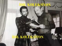 SEZEN CUMHUR ÖNAL'IN ORİJİNAL BÜYÜK BOY FOTOĞRAFI - 24 x 18 cm EBADINDA - SEZEN CUMHUR ÖNAL, FRANSIZ MÜZİĞİNİN EFSANE ORKESTRA ŞEFİ RAYMOND LEFEVRE İLE SOHBET EDERKEN ÇEKİLMİŞ ÇOK ÖZEL BİR KARE, (MÜZİKLİ DAKİKALAR) - RAYMOND LEFEVRE TIPKI FRANCIS LAİ GİBİ 1960'LARDA ve 1970'LERDE BİRÇOK YEŞİLÇAM FİLMİNDE MÜZİKLERİYLE KARŞIMIZA ÇIKAR, AYRICA, DALİDA ve DANIELLE LICARI GİBİ ÜNLÜ KADIN SES YILDIZLARININ KONSERLERİNDE DE ORKESTRASIYLA EŞLİK ETMİŞ BÜYÜK BİR ORKESTRA ŞEFİDİR - MİLVA'DAN DA TANIDIĞIMIZ ''DA TROPPO TEMPO'' ADLI ESERLE YEŞİLÇAM'A RENK KATMIŞTIR, LA MAISON EST EN RUINE, MOURIR D'AIMER, JOURS EN FRANCE, UNE BELLE HISTOIRE, IO CHE NON VIVO, LULLABY VE MODINHA YEŞİLÇAMDAN BİLDİĞİMİZ DİĞER BAZI ESERLERDİR, FOTOĞRAFTA SOHBET SIRASINDA TUTTUKLARI PLAK PORTRAIT EINES STARS ALBÜMÜDÜR