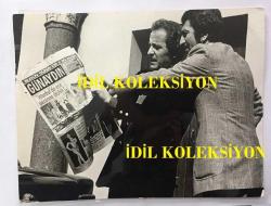 SEZEN CUMHUR ÖNAL'IN ORİJİNAL BÜYÜK BOY 2'Lİ FOTOĞRAF SET, - 24 x 18 cm ve 18 x 14 cm EBADINDA  2 ADET FOTOĞRAF - SEZEN CUMHUR ÖNAL, SAN REMO MÜZİK YARIŞMALARINDA EN FAZLA BİRİNCİLİK ELDE ETMİŞ OLAN ÜNLÜ İTALYAN ŞARKICI DOMENICO MODUGNO İLE GÜNAYDIN GAZETESİNE BAKIP SOHBET EDERKEN ÇEKİLMİŞ ÇOK NET ve ÖZEL BİR FOTOĞRAF - DOMENICO MODUGNO ÖZELLİKLE MERAVIGLIOSO ADLI DUYGUSAL PARÇASIYLA BİLİNİR, (MERAVIGLIOSO 1960'LARDA ALBERTO LUPO ve DALİDA'NIN BAŞROL OYNADIKLARI IO TI AMO İSİMLİ ROMANTİK FİLMDE ALBERTO LUPO ve İTALYAN KADIN ve ERKEK KORO EKİBİ TARAFINDAN DA SESLENDİRİLMİŞ ÖLÜMSÜZ BİR AŞK ŞARKISIDIR)