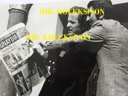 SEZEN CUMHUR ÖNAL'IN ORİJİNAL BÜYÜK BOY 2'Lİ FOTOĞRAF SET, - 24 x 18 cm ve 18 x 14 cm EBADINDA  2 ADET FOTOĞRAF - SEZEN CUMHUR ÖNAL, SAN REMO MÜZİK YARIŞMALARINDA EN FAZLA BİRİNCİLİK ELDE ETMİŞ OLAN ÜNLÜ İTALYAN ŞARKICI DOMENICO MODUGNO İLE GÜNAYDIN GAZETESİNE BAKIP SOHBET EDERKEN ÇEKİLMİŞ ÇOK NET ve ÖZEL BİR FOTOĞRAF - DOMENICO MODUGNO ÖZELLİKLE MERAVIGLIOSO ADLI DUYGUSAL PARÇASIYLA BİLİNİR, (MERAVIGLIOSO 1960'LARDA ALBERTO LUPO ve DALİDA'NIN BAŞROL OYNADIKLARI IO TI AMO İSİMLİ ROMANTİK FİLMDE ALBERTO LUPO ve İTALYAN KADIN ve ERKEK KORO EKİBİ TARAFINDAN DA SESLENDİRİLMİŞ ÖLÜMSÜZ BİR AŞK ŞARKISIDIR)