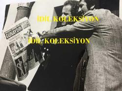 SEZEN CUMHUR ÖNAL'IN ORİJİNAL BÜYÜK BOY 2'Lİ FOTOĞRAF SET, - 24 x 18 cm ve 18 x 14 cm EBADINDA  2 ADET FOTOĞRAF - SEZEN CUMHUR ÖNAL, SAN REMO MÜZİK YARIŞMALARINDA EN FAZLA BİRİNCİLİK ELDE ETMİŞ OLAN ÜNLÜ İTALYAN ŞARKICI DOMENICO MODUGNO İLE GÜNAYDIN GAZETESİNE BAKIP SOHBET EDERKEN ÇEKİLMİŞ ÇOK NET ve ÖZEL BİR FOTOĞRAF - DOMENICO MODUGNO ÖZELLİKLE MERAVIGLIOSO ADLI DUYGUSAL PARÇASIYLA BİLİNİR, (MERAVIGLIOSO 1960'LARDA ALBERTO LUPO ve DALİDA'NIN BAŞROL OYNADIKLARI IO TI AMO İSİMLİ ROMANTİK FİLMDE ALBERTO LUPO ve İTALYAN KADIN ve ERKEK KORO EKİBİ TARAFINDAN DA SESLENDİRİLMİŞ ÖLÜMSÜZ BİR AŞK ŞARKISIDIR)