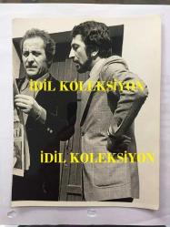 SEZEN CUMHUR ÖNAL'IN ORİJİNAL BÜYÜK BOY 2'Lİ FOTOĞRAF SET, - 24 x 18 cm ve 18 x 14 cm EBADINDA  2 ADET FOTOĞRAF - SEZEN CUMHUR ÖNAL, SAN REMO MÜZİK YARIŞMALARINDA EN FAZLA BİRİNCİLİK ELDE ETMİŞ OLAN ÜNLÜ İTALYAN ŞARKICI DOMENICO MODUGNO İLE GÜNAYDIN GAZETESİNE BAKIP SOHBET EDERKEN ÇEKİLMİŞ ÇOK NET ve ÖZEL BİR FOTOĞRAF - DOMENICO MODUGNO ÖZELLİKLE MERAVIGLIOSO ADLI DUYGUSAL PARÇASIYLA BİLİNİR, (MERAVIGLIOSO 1960'LARDA ALBERTO LUPO ve DALİDA'NIN BAŞROL OYNADIKLARI IO TI AMO İSİMLİ ROMANTİK FİLMDE ALBERTO LUPO ve İTALYAN KADIN ve ERKEK KORO EKİBİ TARAFINDAN DA SESLENDİRİLMİŞ ÖLÜMSÜZ BİR AŞK ŞARKISIDIR)