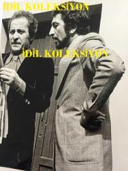 SEZEN CUMHUR ÖNAL'IN ORİJİNAL BÜYÜK BOY 2'Lİ FOTOĞRAF SET, - 24 x 18 cm ve 18 x 14 cm EBADINDA  2 ADET FOTOĞRAF - SEZEN CUMHUR ÖNAL, SAN REMO MÜZİK YARIŞMALARINDA EN FAZLA BİRİNCİLİK ELDE ETMİŞ OLAN ÜNLÜ İTALYAN ŞARKICI DOMENICO MODUGNO İLE GÜNAYDIN GAZETESİNE BAKIP SOHBET EDERKEN ÇEKİLMİŞ ÇOK NET ve ÖZEL BİR FOTOĞRAF - DOMENICO MODUGNO ÖZELLİKLE MERAVIGLIOSO ADLI DUYGUSAL PARÇASIYLA BİLİNİR, (MERAVIGLIOSO 1960'LARDA ALBERTO LUPO ve DALİDA'NIN BAŞROL OYNADIKLARI IO TI AMO İSİMLİ ROMANTİK FİLMDE ALBERTO LUPO ve İTALYAN KADIN ve ERKEK KORO EKİBİ TARAFINDAN DA SESLENDİRİLMİŞ ÖLÜMSÜZ BİR AŞK ŞARKISIDIR)