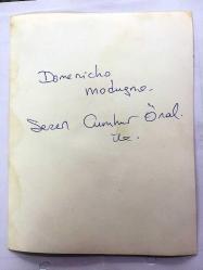 SEZEN CUMHUR ÖNAL'IN ORİJİNAL BÜYÜK BOY 2'Lİ FOTOĞRAF SET, - 24 x 18 cm ve 18 x 14 cm EBADINDA  2 ADET FOTOĞRAF - SEZEN CUMHUR ÖNAL, SAN REMO MÜZİK YARIŞMALARINDA EN FAZLA BİRİNCİLİK ELDE ETMİŞ OLAN ÜNLÜ İTALYAN ŞARKICI DOMENICO MODUGNO İLE GÜNAYDIN GAZETESİNE BAKIP SOHBET EDERKEN ÇEKİLMİŞ ÇOK NET ve ÖZEL BİR FOTOĞRAF - DOMENICO MODUGNO ÖZELLİKLE MERAVIGLIOSO ADLI DUYGUSAL PARÇASIYLA BİLİNİR, (MERAVIGLIOSO 1960'LARDA ALBERTO LUPO ve DALİDA'NIN BAŞROL OYNADIKLARI IO TI AMO İSİMLİ ROMANTİK FİLMDE ALBERTO LUPO ve İTALYAN KADIN ve ERKEK KORO EKİBİ TARAFINDAN DA SESLENDİRİLMİŞ ÖLÜMSÜZ BİR AŞK ŞARKISIDIR)