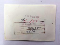 TANJU OKAN'IN ORİJİNAL FOTOĞRAFI - 12 x 8 cm EBADINDA - TANJU OKAN BEYAZ PALTOSUYLA SAHNEDE ŞARKI SÖYLERKEN ÇEKİLMİŞ BİR KARE, 15 ARALIK 1991