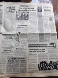 Günaydın Gazetesi - 15 Ocak 1974 - İstanbul'da Gaz Kuyruğu - Yalıda Bekleyen Sevgili Oynayanlar Kadir İnanır Mine Sun Kitap Fotoroman Yarın Çıkıyor - Tarsus Canavarı Ahmet Demir Yakalandı - Beşiktaşlı Amigo Orhan Kendisini Bir Şoförün Vurduğunu Söyledi - Yıkılan İzmir TV Anteni İçin Mahkemeye Başvuruldu - Trakya'da  Gümrükler Bir Başmüdürlük'te Birleştirildi - Fatih'in Fedaisi Kara Murat Yazan Rahmi Muratoğlu Çizen Abdullah Turhan - Bülent Ecevit'e Görev Veriliyor - Muhtemel Bakanlar Kurulu - Başbakan Yardımcısı Necmettin Erbakan - CHP'nin Denetimine Girecek Kuruluşlar MİT TRT Ve DPT - CHP Milli Selamet Partisi Koalisyonu Gerçekleşirken - Gerilla Hareketleri Fransa'ya Da Sıçradı - CHP'nin Kissenger'i Deniz Baykal Ve MSP'nin Yamanisi Oğuzhan Asiltürk - Kalbimdeki Cehennem Foto Roman - Pola Bana Söz Ver Çizgi Roman - Büyük Ralli 5 Kıtada Otomobil Yarışı Çizgi Roman - Uzay Yolu Gezegenler Çarpışınca Çizgi Roman - Çelik Kanatlar Çizgi Roman - Basketbolda Şişli Grup Birincisi Oldu