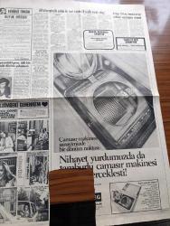 Günaydın Gazetesi - 15 Ocak 1974 - İstanbul'da Gaz Kuyruğu - Yalıda Bekleyen Sevgili Oynayanlar Kadir İnanır Mine Sun Kitap Fotoroman Yarın Çıkıyor - Tarsus Canavarı Ahmet Demir Yakalandı - Beşiktaşlı Amigo Orhan Kendisini Bir Şoförün Vurduğunu Söyledi - Yıkılan İzmir TV Anteni İçin Mahkemeye Başvuruldu - Trakya'da  Gümrükler Bir Başmüdürlük'te Birleştirildi - Fatih'in Fedaisi Kara Murat Yazan Rahmi Muratoğlu Çizen Abdullah Turhan - Bülent Ecevit'e Görev Veriliyor - Muhtemel Bakanlar Kurulu - Başbakan Yardımcısı Necmettin Erbakan - CHP'nin Denetimine Girecek Kuruluşlar MİT TRT Ve DPT - CHP Milli Selamet Partisi Koalisyonu Gerçekleşirken - Gerilla Hareketleri Fransa'ya Da Sıçradı - CHP'nin Kissenger'i Deniz Baykal Ve MSP'nin Yamanisi Oğuzhan Asiltürk - Kalbimdeki Cehennem Foto Roman - Pola Bana Söz Ver Çizgi Roman - Büyük Ralli 5 Kıtada Otomobil Yarışı Çizgi Roman - Uzay Yolu Gezegenler Çarpışınca Çizgi Roman - Çelik Kanatlar Çizgi Roman - Basketbolda Şişli Grup Birincisi Oldu