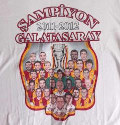 2011-2012 YILINA AİT GALATASARAY ŞAMPİYONLUK TİŞORTÜ.  DÖNEMİN TAKIM KADROSU BASKILI.  SIFIR ÜRÜN.  KOLEKSİYONLUK NADİR. XXL BEDEN