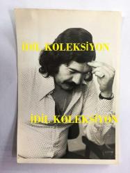 TANJU OKAN'IN ORİJİNAL 2'Lİ FOTOĞRAF SETİ - 17,5 x 12 cm EBADINDA - TANJU OKAN'IN ELİNİ ALNINA KOYUP DÜŞÜNDÜĞÜ ve KADRAJA BAKTIĞI ANLARDA ÇEKİLMİŞ 2 FARKLI KARE