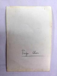 TANJU OKAN'IN ORİJİNAL 2'Lİ FOTOĞRAF SETİ - 17,5 x 12 cm EBADINDA - TANJU OKAN'IN ELİNİ ALNINA KOYUP DÜŞÜNDÜĞÜ ve KADRAJA BAKTIĞI ANLARDA ÇEKİLMİŞ 2 FARKLI KARE