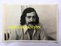 TANJU OKAN'IN ORİJİNAL 2'Lİ FOTOĞRAF SETİ - 17,5 x 12 cm EBADINDA - TANJU OKAN'IN ELİNİ ALNINA KOYUP DÜŞÜNDÜĞÜ ve KADRAJA BAKTIĞI ANLARDA ÇEKİLMİŞ 2 FARKLI KARE