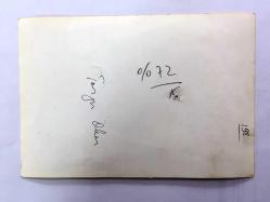 TANJU OKAN'IN ORİJİNAL 2'Lİ FOTOĞRAF SETİ - 17,5 x 12 cm EBADINDA - TANJU OKAN'IN ELİNİ ALNINA KOYUP DÜŞÜNDÜĞÜ ve KADRAJA BAKTIĞI ANLARDA ÇEKİLMİŞ 2 FARKLI KARE