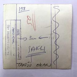 TANJU OKAN'IN ORİJİNAL FOTOĞRAFI - 12 x 12 cm EBADINDA - TANJU OKAN'IN BİR FİLM SAHNESİNDEN ÇEKİLMİŞ TAKIM ELBİSELİ BİR FOTOĞRAFI