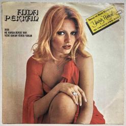 Ajda Pekkan Ne Varsa Bende Var - Yere Bakan Yürek Yakan 45 lik Plak (Orjinal Dönem Baskı)