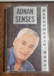 ADNAN ŞENSES DOKUNMAYIN BANA İSİMLİ KASETİ NOSTALJİ ORİJİNAL FOTOĞRAFLARI İLE NADİRDİR