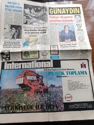 Günaydın Foto Haber Gazetesi - 3 Ekim 1973 - Süleyman Demirel Bu Ramazan Oruç Tutmuyor Ama İftarı Da Kaçırmıyor - Hacı Ali Bozkurt Komünistlere İsrail'e Makarios'a  Beddua Ediyor Süleyman Demirel Amin Diyor - Cezaevi Kaçağı Bektaş Kaya Karısını Öldürmek İsterken Yakalandı - Sinema Programı - Jim Maykıl Silahların Gölgesinde Foto Roman - Kartal Tibet - Hale Soygazi - Cem Karaca Gökben Ve Tanju Okan Hafif Batı Müziği Programında Fotoğraf - Tv'de Gördüklerimiz - Azılı Bir Hırsız Nazif Özen Bayındırlık Bakanı Selahattin Babüroğlu'nun Evini Soyarken Yakalandı - Trakya'da Petrol Yatakları Bulundu - Şap Hastalığı İnsanlara Sıçradı - Fatih'in Fedaisi Kara Murat Yazan Rahmi Muratoğlu Çizen Abdullah Turhan - Con Amet Karikatür - Sahte Tebessüm Foto Roman - Seçim Toto'ya Katılanlar 85 Bin Lira Kazanacak - Uzay Yolu Güneş Asası Çizgi Roman - Galatasaray'dan Atletico Madrid Karşısında Zafer Bekliyor - Boksör Muhammed Ali Clay Ringten Sonra Sahnede de Dans Edecek - Büyük İslam Tarihi