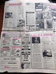 Günaydın Foto Haber 1 Gazetesi - 3 Aralık 1973 - Keban Barajında Biriken Su Yüksekliği 30 Metreyi Aştı - Seçim Kavgası - Adalet Partililer CHP'li Aday Rafet Karamık'ın Üstünü Başını Parçaladı - Balıkadam Hayri Balaban Deniz'in 20 Metre Altında Müren Balığı İle 45 Dakika Ölüm Kalım Savaşı Yaptı - Marmara Bölgesi Rallisine 15 Ekip Katıldı - İstanbul'da Sinemalar Programı - Jim Maykıl Kırmızı Lekeler Foto Roman - TRT Tv'de Gördüklerimiz - Barış Manço İkinci Şarkısını Okurken Fotoğraf - Turistik Ve Yolculuk Rehberi - Beşiktaş Bolu'da Liderliği Korudu - Maçtan Fotoğraflar - Cemil Turan Gol Attı Ama Fenerbahçe Adana İle 1 1 Berabere Kaldı - Spor Toto Sonuçları -  Beşiktaş'lı Necmi Perekli'nin Golü Fotoğraf - Bana Çiçek Yollama Diyen Kadın Yok -  Bütün Kadınlar Aynı Şeyi Söylüyor Hediyenin En Güzeli Çiçektir - Gülten Ceylan Fotoroman Oyuncusu - Ceyda Karaca Sinema Oyuncusu - Londra'da Yapılan Yarışmada Dünya Güzeli Seçilen Marjorie Wallace - Gripin - 19. Asrın Kıyafetleri Yeniden Moda Oluyor