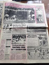 Günaydın Foto Haber 1 Gazetesi - 3 Aralık 1973 - Keban Barajında Biriken Su Yüksekliği 30 Metreyi Aştı - Seçim Kavgası - Adalet Partililer CHP'li Aday Rafet Karamık'ın Üstünü Başını Parçaladı - Balıkadam Hayri Balaban Deniz'in 20 Metre Altında Müren Balığı İle 45 Dakika Ölüm Kalım Savaşı Yaptı - Marmara Bölgesi Rallisine 15 Ekip Katıldı - İstanbul'da Sinemalar Programı - Jim Maykıl Kırmızı Lekeler Foto Roman - TRT Tv'de Gördüklerimiz - Barış Manço İkinci Şarkısını Okurken Fotoğraf - Turistik Ve Yolculuk Rehberi - Beşiktaş Bolu'da Liderliği Korudu - Maçtan Fotoğraflar - Cemil Turan Gol Attı Ama Fenerbahçe Adana İle 1 1 Berabere Kaldı - Spor Toto Sonuçları -  Beşiktaş'lı Necmi Perekli'nin Golü Fotoğraf - Bana Çiçek Yollama Diyen Kadın Yok -  Bütün Kadınlar Aynı Şeyi Söylüyor Hediyenin En Güzeli Çiçektir - Gülten Ceylan Fotoroman Oyuncusu - Ceyda Karaca Sinema Oyuncusu - Londra'da Yapılan Yarışmada Dünya Güzeli Seçilen Marjorie Wallace - Gripin - 19. Asrın Kıyafetleri Yeniden Moda Oluyor