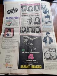 Günaydın Foto Haber 1 Gazetesi - 3 Aralık 1973 - Keban Barajında Biriken Su Yüksekliği 30 Metreyi Aştı - Seçim Kavgası - Adalet Partililer CHP'li Aday Rafet Karamık'ın Üstünü Başını Parçaladı - Balıkadam Hayri Balaban Deniz'in 20 Metre Altında Müren Balığı İle 45 Dakika Ölüm Kalım Savaşı Yaptı - Marmara Bölgesi Rallisine 15 Ekip Katıldı - İstanbul'da Sinemalar Programı - Jim Maykıl Kırmızı Lekeler Foto Roman - TRT Tv'de Gördüklerimiz - Barış Manço İkinci Şarkısını Okurken Fotoğraf - Turistik Ve Yolculuk Rehberi - Beşiktaş Bolu'da Liderliği Korudu - Maçtan Fotoğraflar - Cemil Turan Gol Attı Ama Fenerbahçe Adana İle 1 1 Berabere Kaldı - Spor Toto Sonuçları -  Beşiktaş'lı Necmi Perekli'nin Golü Fotoğraf - Bana Çiçek Yollama Diyen Kadın Yok -  Bütün Kadınlar Aynı Şeyi Söylüyor Hediyenin En Güzeli Çiçektir - Gülten Ceylan Fotoroman Oyuncusu - Ceyda Karaca Sinema Oyuncusu - Londra'da Yapılan Yarışmada Dünya Güzeli Seçilen Marjorie Wallace - Gripin - 19. Asrın Kıyafetleri Yeniden Moda Oluyor