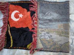 İPEK KADİFE - KALPAKLI ATATÜRK  TEMALI MİNİ BOY KAMYON ARKASI DUVAR HALISI - 45X90 CM ÇİVİ YIRTIKLI