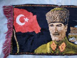 İPEK KADİFE - KALPAKLI ATATÜRK  TEMALI MİNİ BOY KAMYON ARKASI DUVAR HALISI - 45X90 CM ÇİVİ YIRTIKLI