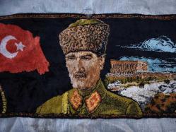 İPEK KADİFE - KALPAKLI ATATÜRK  TEMALI MİNİ BOY KAMYON ARKASI DUVAR HALISI - 45X90 CM ÇİVİ YIRTIKLI