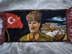 İPEK KADİFE - KALPAKLI ATATÜRK  TEMALI MİNİ BOY KAMYON ARKASI DUVAR HALISI - 45X90 CM ÇİVİ YIRTIKLI