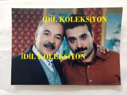FERDİ TAYFUR'UN ORİJİNAL BÜYÜK BOY 2'Lİ FOTOĞRAF SETİ - 21 x 15 cm EBADINDA - FERDİ TAYFUR ve MUSTAFA ÜSTÜNDAĞ AYNI KAREDE - YERSİZ YURTSUZ (2007) DİZİSİ ÇEKİMLERİNDE HATIRA OLARAK ÇEKİLMİŞ OLAN BİR KARE (AYNI KARE STÜDYODA 2 FARKLI ŞEKİLDE BASILMIŞTIR) 2 ADET FOTOĞRAF