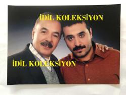 FERDİ TAYFUR'UN ORİJİNAL BÜYÜK BOY 2'Lİ FOTOĞRAF SETİ - 21 x 15 cm EBADINDA - FERDİ TAYFUR ve MUSTAFA ÜSTÜNDAĞ AYNI KAREDE - YERSİZ YURTSUZ (2007) DİZİSİ ÇEKİMLERİNDE HATIRA OLARAK ÇEKİLMİŞ OLAN BİR KARE (AYNI KARE STÜDYODA 2 FARKLI ŞEKİLDE BASILMIŞTIR) 2 ADET FOTOĞRAF