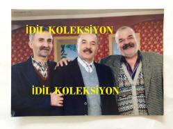 FERDİ TAYFUR'UN ORİJİNAL BÜYÜK BOY 2'Lİ FOTOĞRAF SETİ - 21 x 15 cm EBADINDA - FERDİ TAYFUR, NECMETTİN ÇOBANOĞLU ve CENGİZ SEZİCİ AYNI KAREDE - YERSİZ YURTSUZ (2007) DİZİSİ ÇEKİMLERİNDE HATIRA OLARAK ÇEKİLMİŞ OLAN BİR KARE (AYNI KARE STÜDYODA 2 FARKLI ŞEKİLDE BASILMIŞTIR) 2 ADET FOTOĞRAF