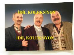 FERDİ TAYFUR'UN ORİJİNAL BÜYÜK BOY 2'Lİ FOTOĞRAF SETİ - 21 x 15 cm EBADINDA - FERDİ TAYFUR, NECMETTİN ÇOBANOĞLU ve CENGİZ SEZİCİ AYNI KAREDE - YERSİZ YURTSUZ (2007) DİZİSİ ÇEKİMLERİNDE HATIRA OLARAK ÇEKİLMİŞ OLAN BİR KARE (AYNI KARE STÜDYODA 2 FARKLI ŞEKİLDE BASILMIŞTIR) 2 ADET FOTOĞRAF