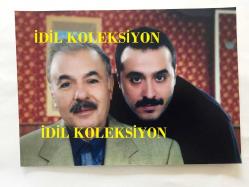 FERDİ TAYFUR'UN ORİJİNAL BÜYÜK BOY 2'Lİ FOTOĞRAF SETİ - 21 x 15 cm EBADINDA - FERDİ TAYFUR ve MUSTAFA ÜSTÜNDAĞ AYNI KAREDE - YERSİZ YURTSUZ (2007) DİZİSİ ÇEKİMLERİNDE HATIRA OLARAK ÇEKİLMİŞ OLAN BİR KARE (AYNI KARE STÜDYODA 2 FARKLI ŞEKİLDE BASILMIŞTIR) 2 ADET FOTOĞRAF