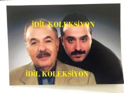FERDİ TAYFUR'UN ORİJİNAL BÜYÜK BOY 2'Lİ FOTOĞRAF SETİ - 21 x 15 cm EBADINDA - FERDİ TAYFUR ve MUSTAFA ÜSTÜNDAĞ AYNI KAREDE - YERSİZ YURTSUZ (2007) DİZİSİ ÇEKİMLERİNDE HATIRA OLARAK ÇEKİLMİŞ OLAN BİR KARE (AYNI KARE STÜDYODA 2 FARKLI ŞEKİLDE BASILMIŞTIR) 2 ADET FOTOĞRAF