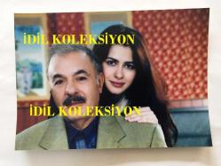 FERDİ TAYFUR'UN ORİJİNAL BÜYÜK BOY FOTOĞRAFI - 21 x 15 cm EBADINDA - FERDİ TAYFU ve NESRİN CEVADZADE AYNI KAREDE - YERSİZ YURTSUZ (2007) DİZİSİ ÇEKİMLERİNDE HATIRA OLARAK ÇEKİLMİŞ OLAN BİR KARE