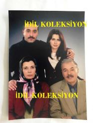 FERDİ TAYFUR'UN ORİJİNAL BÜYÜK BOY FOTOĞRAFI - 21 x 15 cm EBADINDA - FERDİ TAYFUR, NESRİN CEVADZADE, MUSTAFA ÜSTÜNDAĞ ve ŞERİF SEZER AYNI KAREDE - YERSİZ YURTSUZ (2007) DİZİSİ ÇEKİMLERİNDE HATIRA OLARAK ÇEKİLMİŞ OLAN BİR KARE