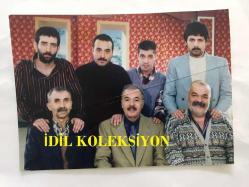 FERDİ TAYFUR'UN ORİJİNAL BÜYÜK BOY 2'Lİ FOTOĞRAF SETİ - 21 x 15 cm EBADINDA - FERDİ TAYFUR, NECMETTİN ÇOBANOĞLU, CENGİZ SEZİCİ, MUSTAFA ÜSTÜNDAĞ, FERİT KAYA, ÖNER TAŞE ve  OZAN BİLEN AYNI KAREDE - YERSİZ YURTSUZ (2007) DİZİSİ ÇEKİMLERİNDE HATIRA OLARAK ÇEKİLMİŞ OLAN BİR KARE (AYNI KARE STÜDYODA 2 FARKLI ŞEKİLDE BASILMIŞTIR) 2 ADET FOTOĞRAF
